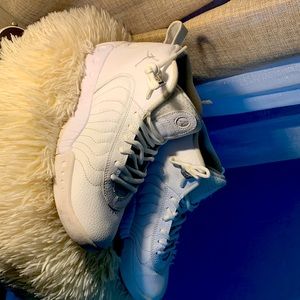 This are size 6youth Michael Jordan’s jump man sneakers in very good condition